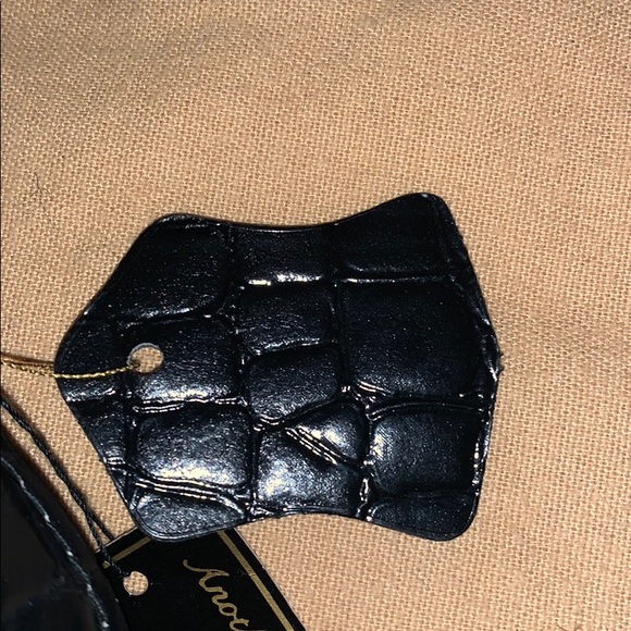 Vintage black bag never used with gold accents - Picture 4 of 4